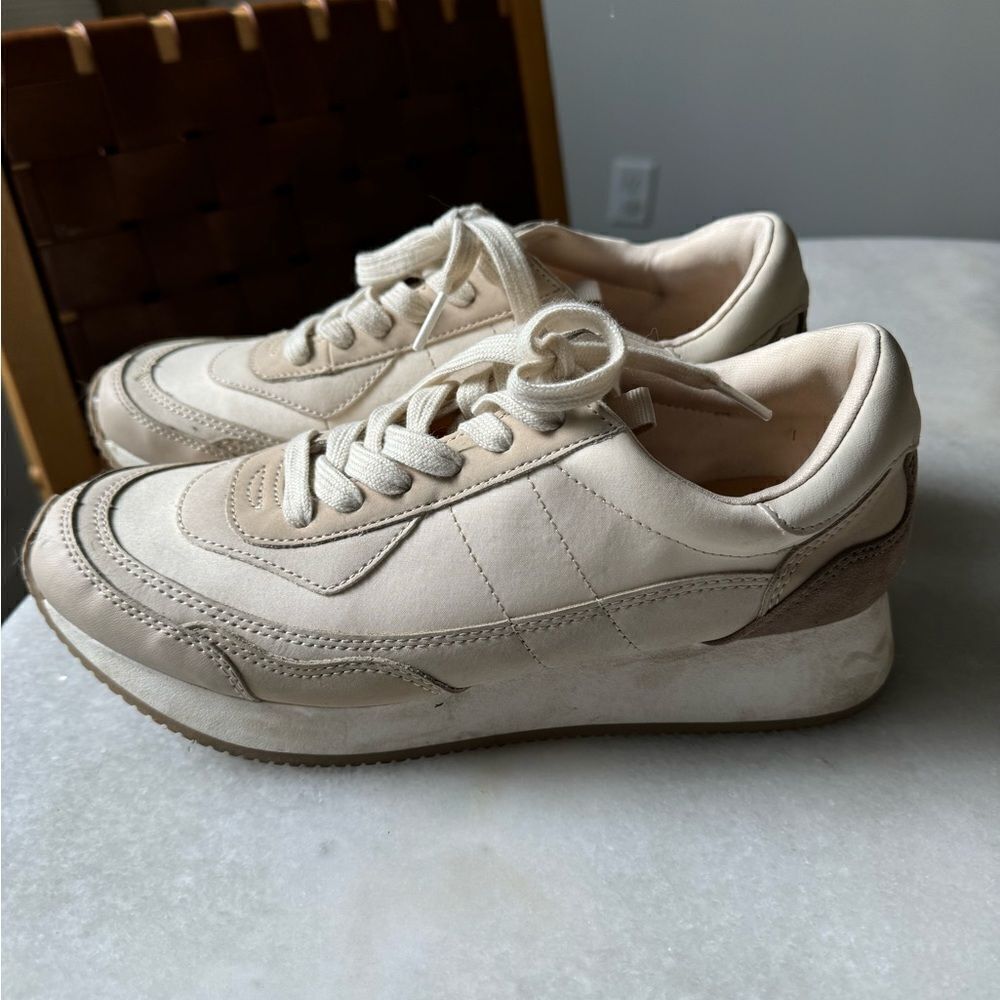 WOMENS NAME BRAND TENNIS SHOES SIZE 8